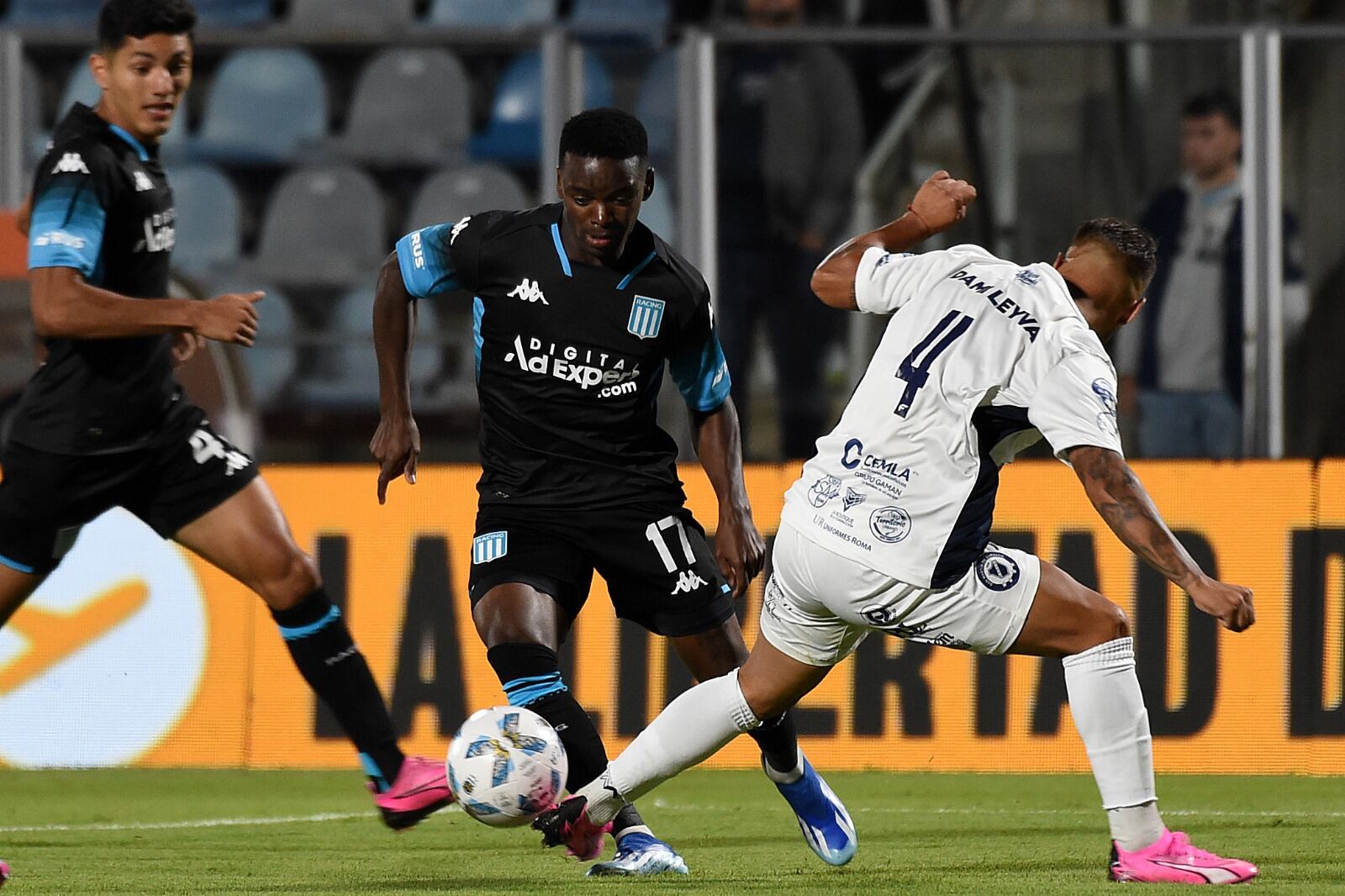Carbonero metió un golazo, además de completar un buen partido