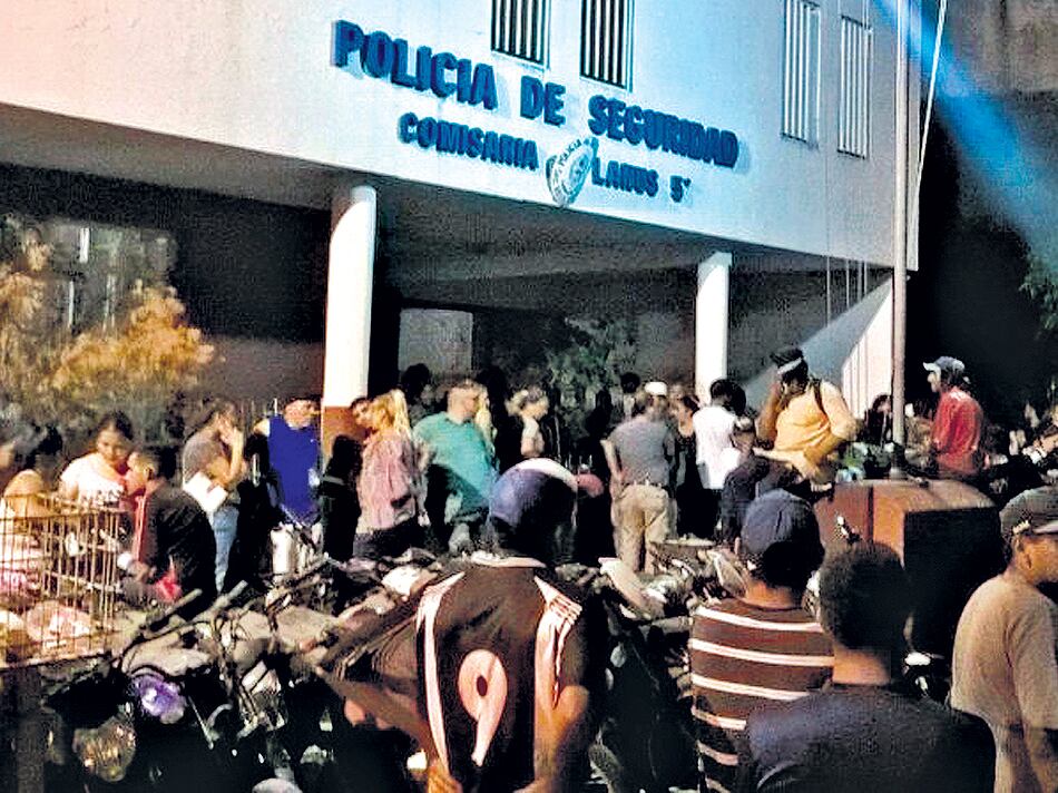 Protesta frente a la comisaría de Lanús luego de la represión al merendero del MTE. 