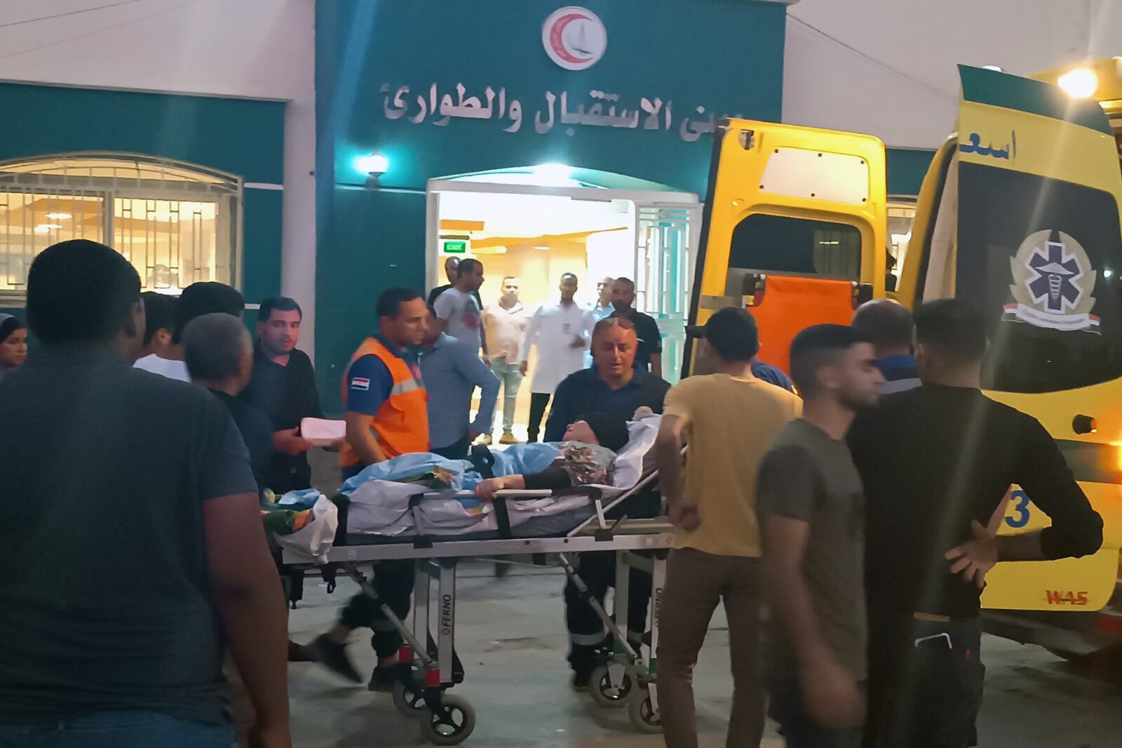 Un herido evacuado de Gaza va camino al hospital en El Arish, Egipto.