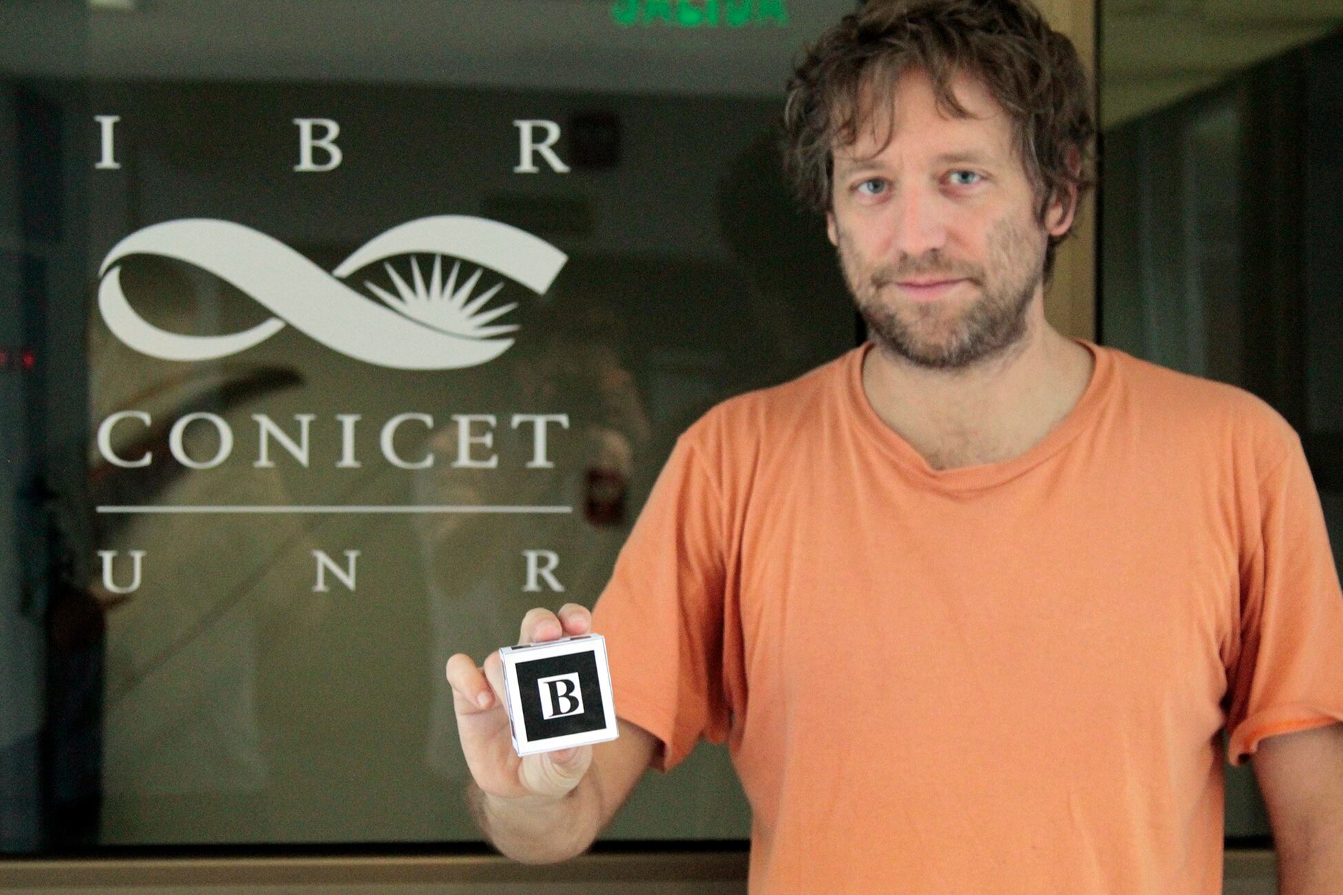 Luciano Abriata creó el prototipo que simplificará la enseñanza de la química.