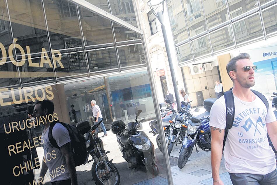 El dólar subió ocho centavos en el mercado minorista y 13 en el segmento de bancos y empresas.