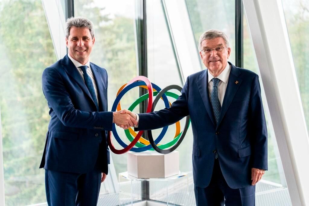 Uñac se estrecha la mano con el alemán Bach