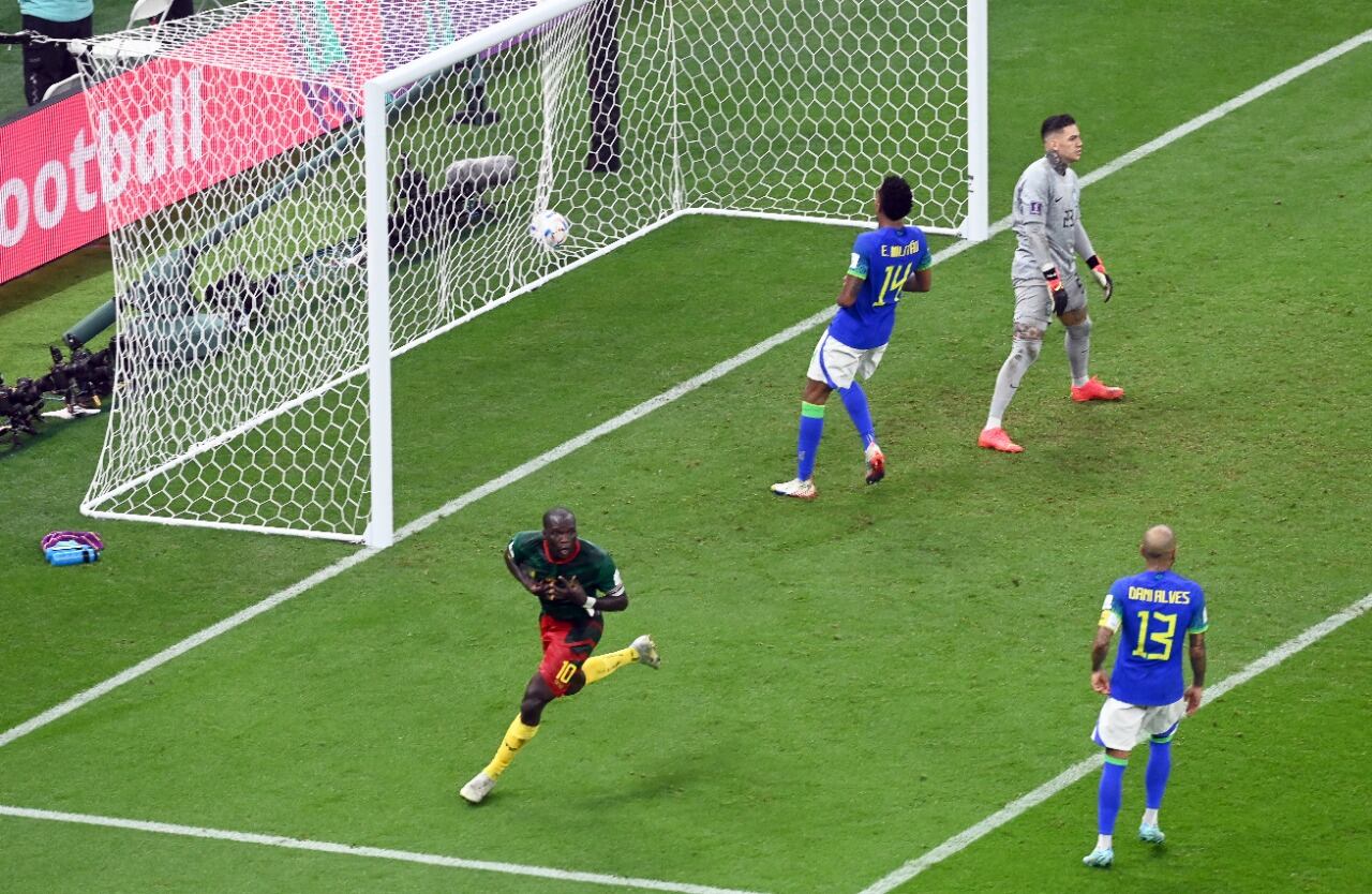 Vincent Aboubakar festeja el gol de la victoria de Camerún.