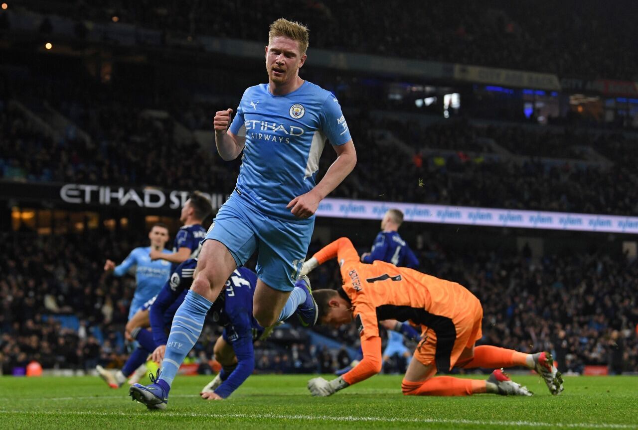 De Bruyne anota el primero de su doblete para el City, que vapuleó al Leeds