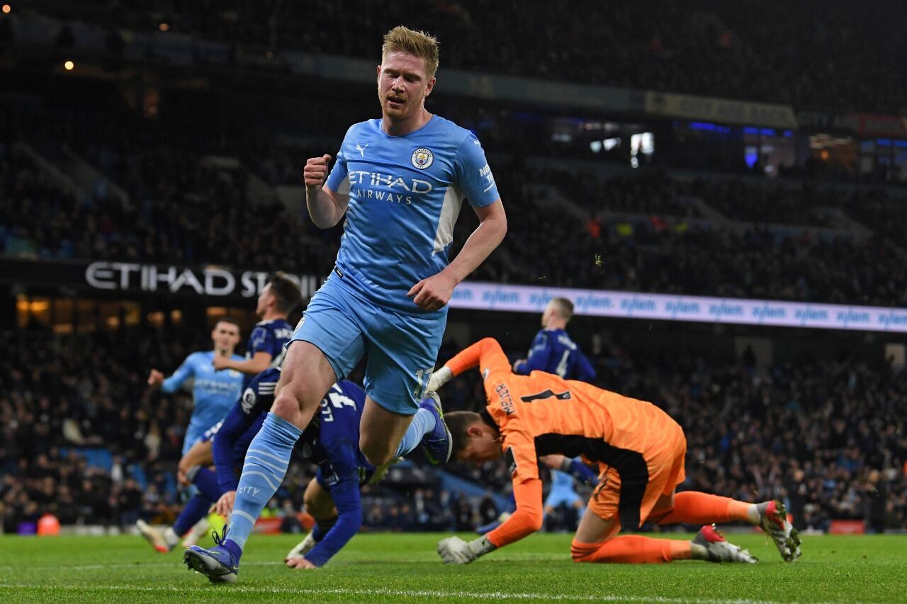 De Bruyne anota el primero de su doblete para el City, que vapuleó al Leeds