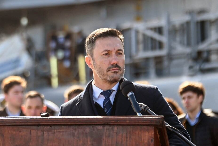 El ministro Petri efectuó una millonaria compra para los altos mandos militares.