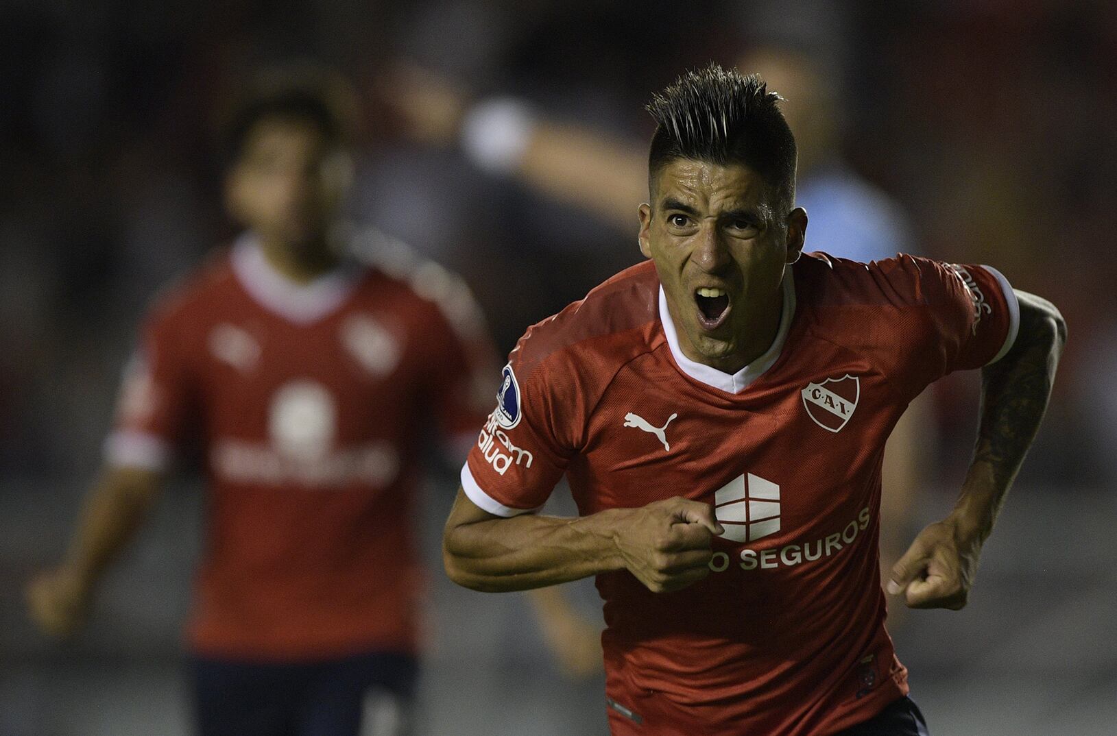 Leandro Fernández festeja el único gol en la noche de Avellaneda.