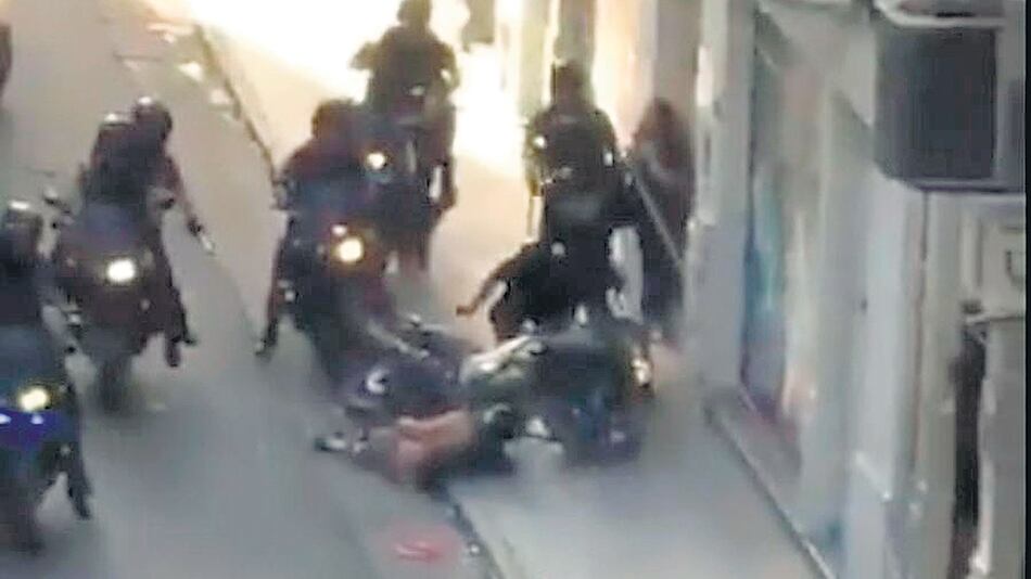 El momento en que Alejandro “Pipi” Rosado es atropellado mientras trabajaba en Hipólito Yrigoyen y Tacuarí.