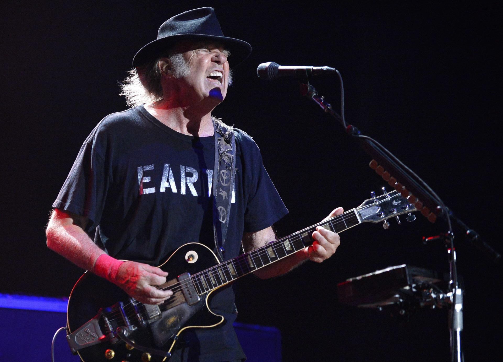  "Pueden tener a Rogan o a Young", había advertido el músico a la plataforma.