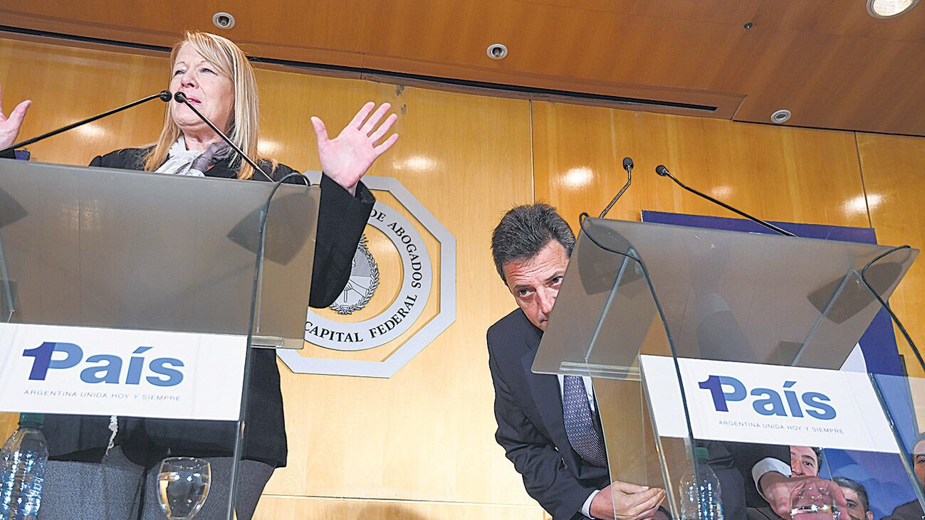 Sergio Massa y Margarita Stolbizer, junto a los precandidatos de 1País en el Colegio Público de Abogados porteño.