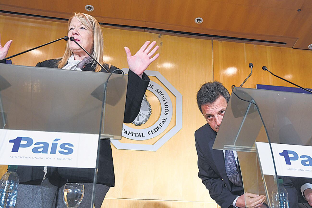 Sergio Massa y Margarita Stolbizer, junto a los precandidatos de 1País en el Colegio Público de Abogados porteño.