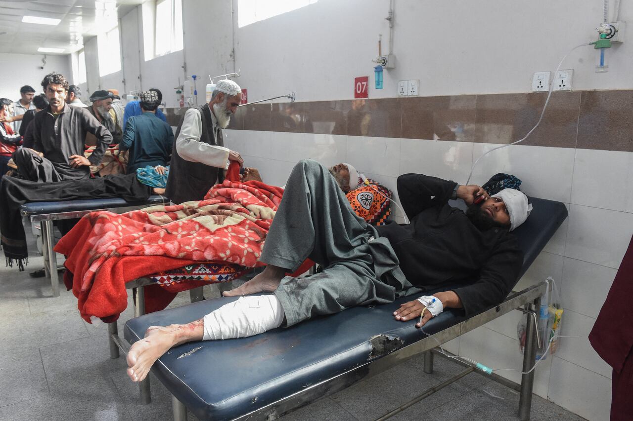 Heridos reciben atención tras el atentado.