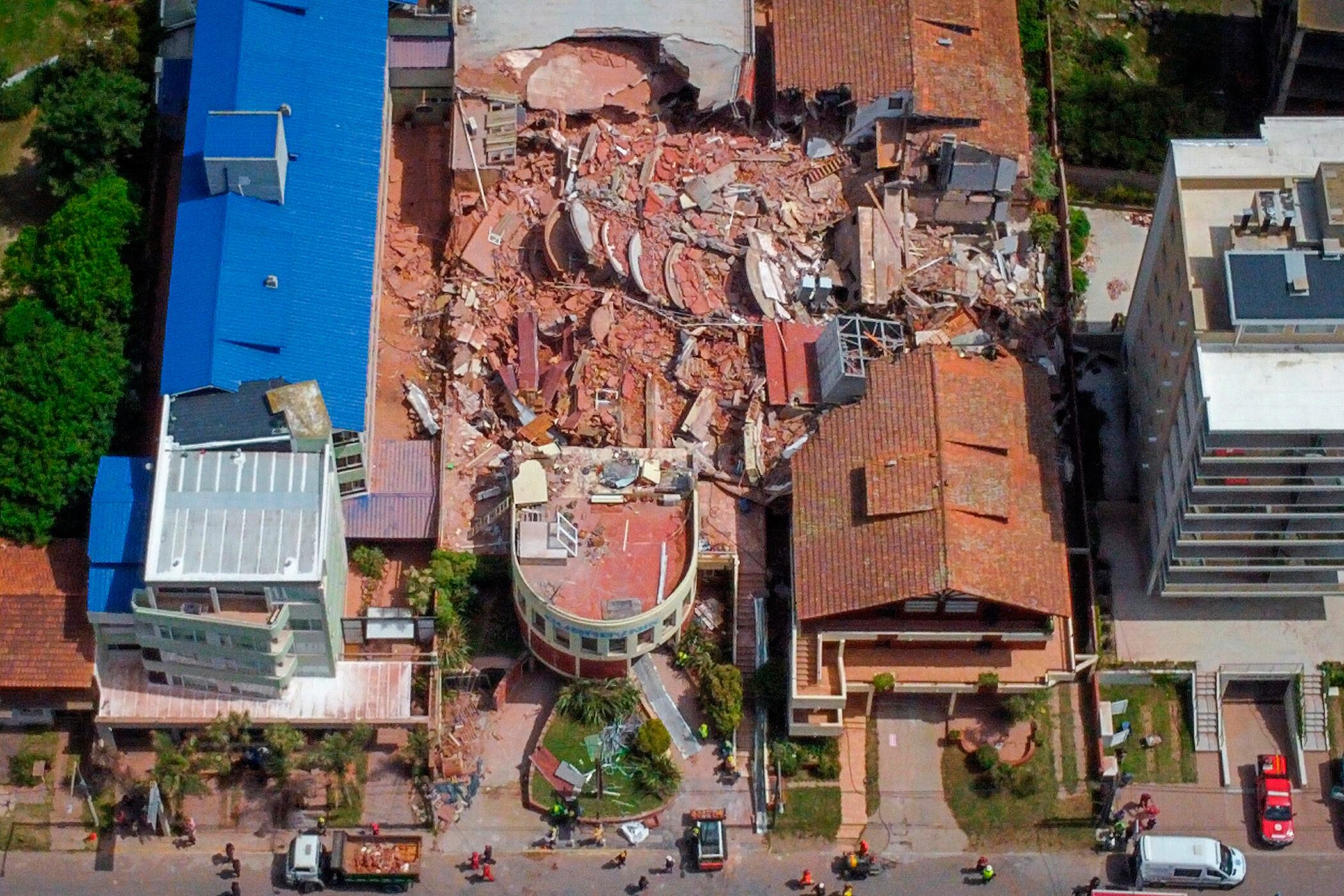 El edificio implosionó como un castillo de naipes.