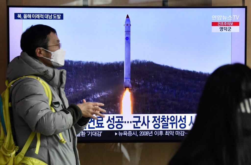 Una pantalla de televisión en una estación de tren de Seúl muestra imágenes de archivo de una prueba de misiles de Corea del Norte. (Foto: AFP)