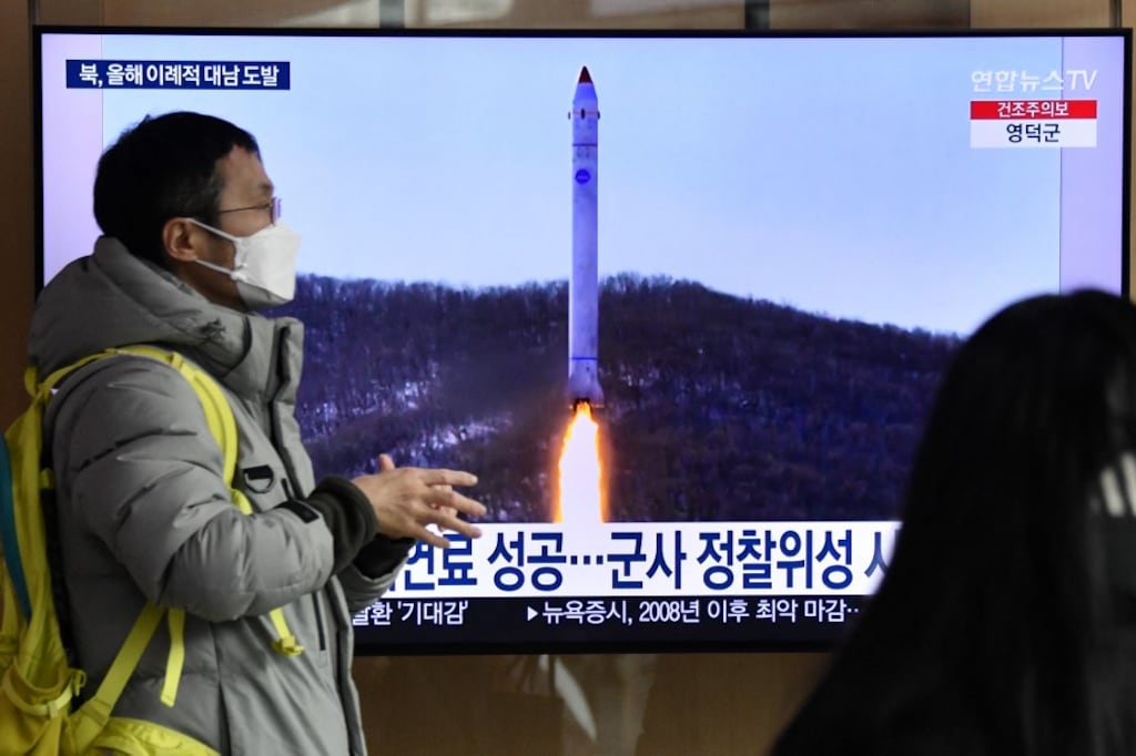 Una pantalla de televisión en una estación de tren de Seúl muestra imágenes de archivo de una prueba de misiles de Corea del Norte. (Foto: AFP)