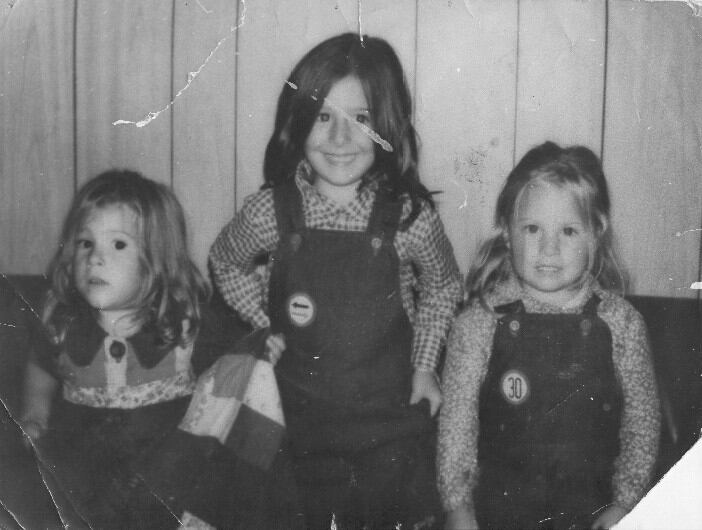 María Virginia, María Paula y María Elvira Herrero, fotografiadas por los genocidas en la ESMA.