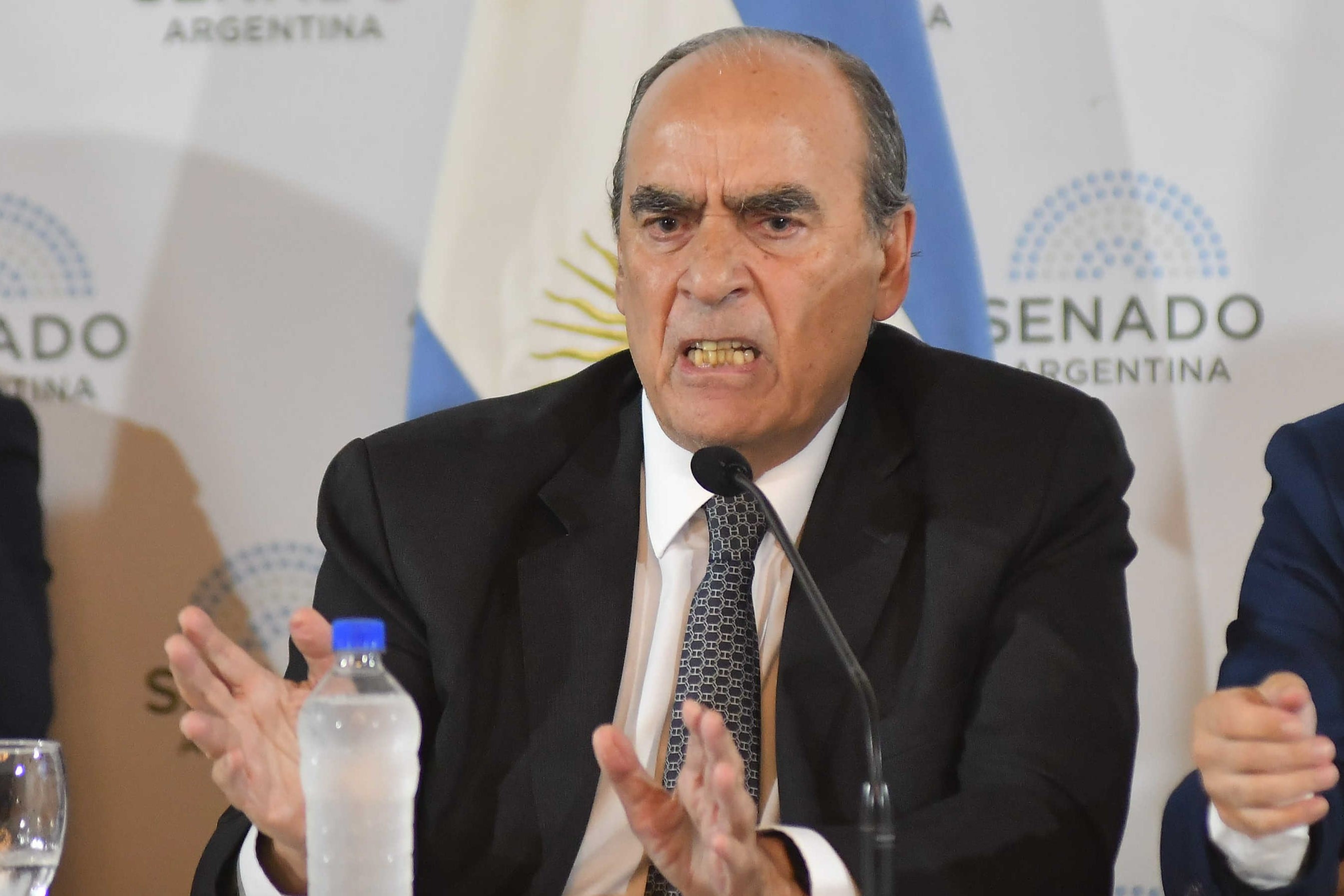 Mientras se discute con los gremios, el Gobierno amenaza