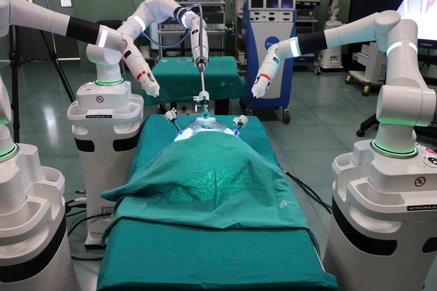 Un paciente chino recibió el primer implante de un chip diseñado para combatir la adicción al alcohol. Foto: EFE/Vicente Roso