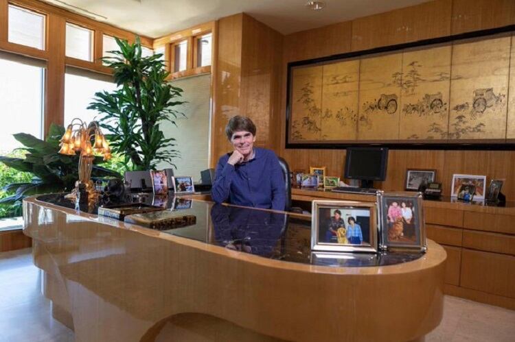 Koontz tiene 74 años y más de 30 libros publicados.