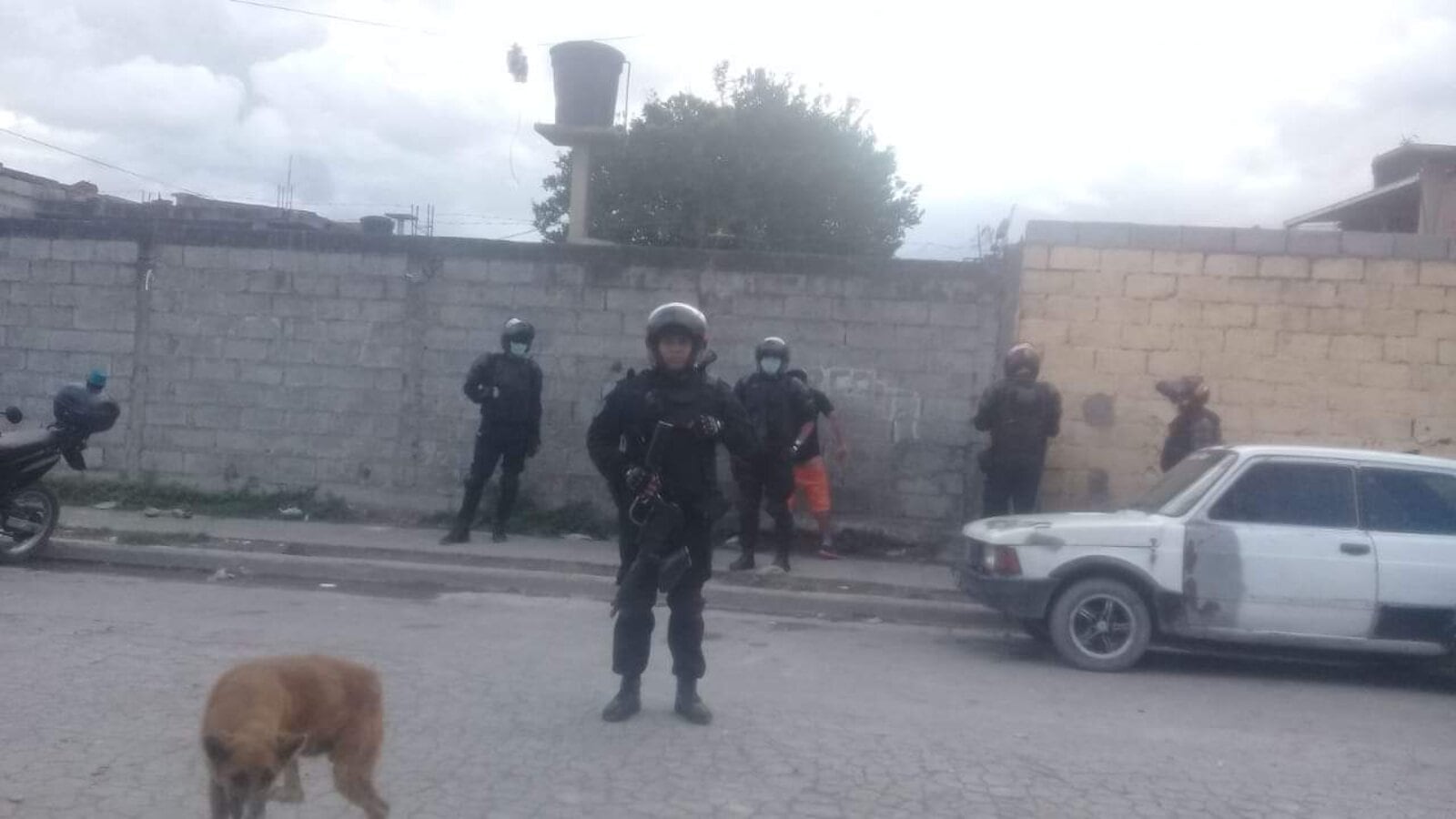 Policías en el merendero Carita Feliz