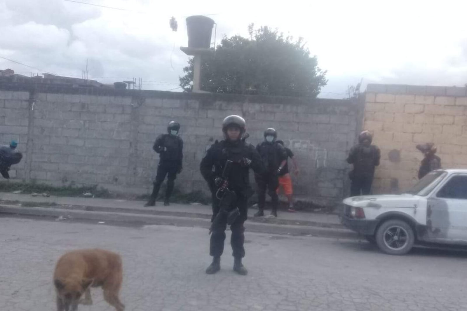 Policías en el merendero Carita Feliz