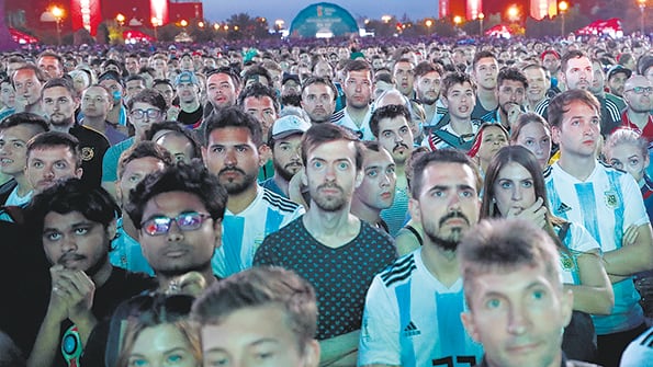 Así vieron los hinchas argentinos en Rusia el partido entre Nigeria e Islandia.