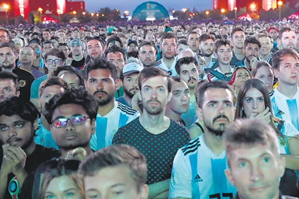 Así vieron los hinchas argentinos en Rusia el partido entre Nigeria e Islandia.