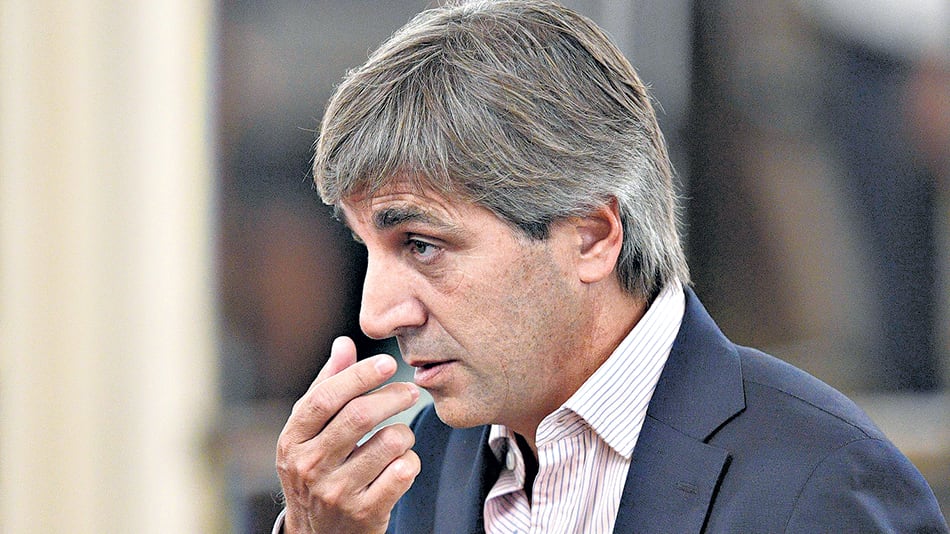 El ministro de finanzas Luis Caputo acordó la operación con cuatro bancos internacionales a una tasa altísima.