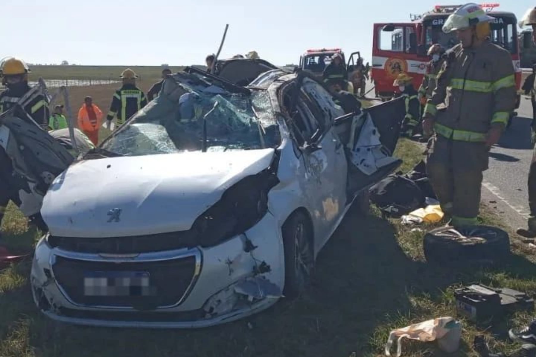 Dos jóvenes de 20 años murieron tras volcar con el auto en la ruta 56. Foto: Facebook  Bomberos Voluntarios de Madariaga.