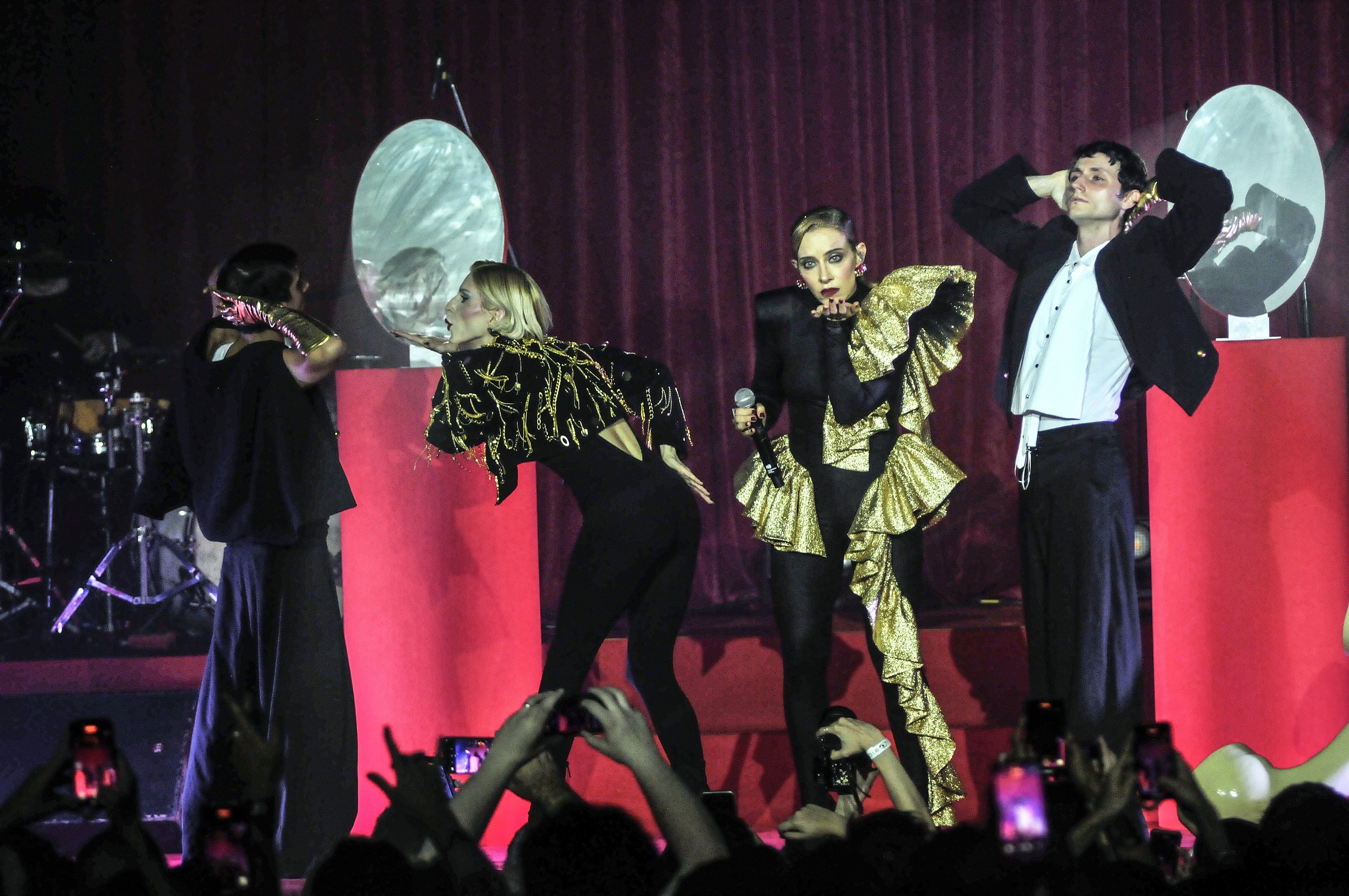 El show incluyó "Me vuelvo cada día más loca" con dedicatoria a Celeste Carballo