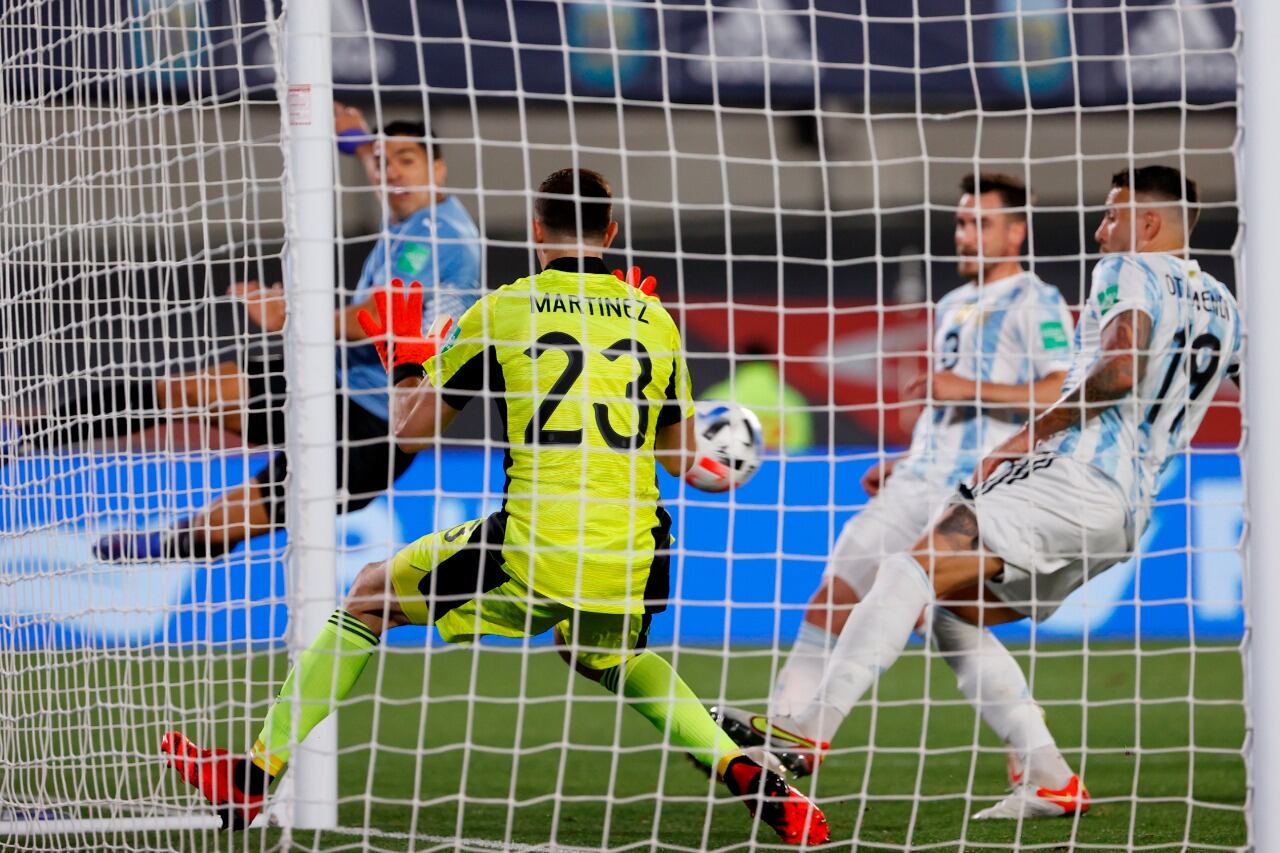 Dibu Martínez le ganó el espectacular duelo que sostuvo con Luis Suárez