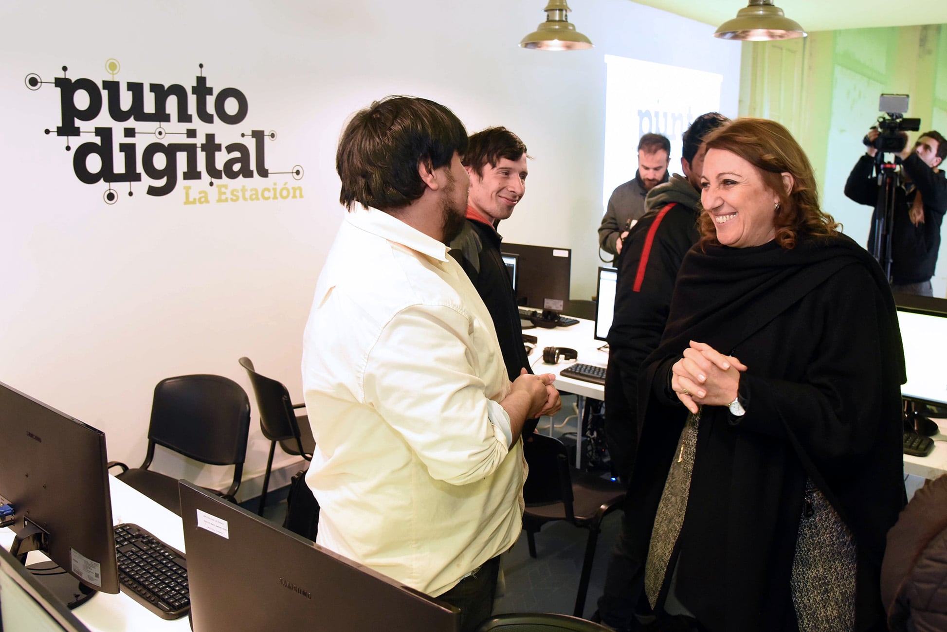 Fein con jóvenes en el Punto Digital, espacio de inclusión social a través de nuevas tecnologías.