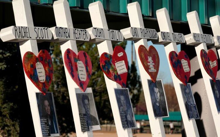 La tragedia se cobró las vidas de doce estudiantes y un profesor.