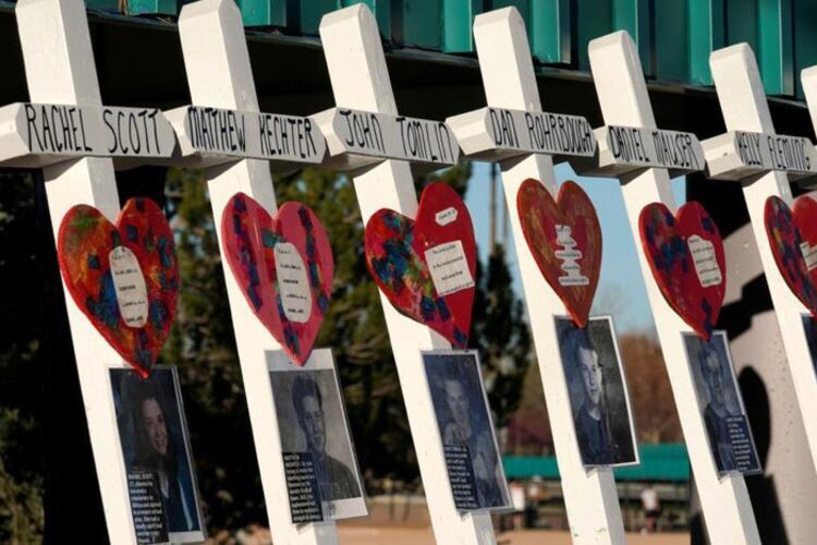 La tragedia se cobró las vidas de doce estudiantes y un profesor.