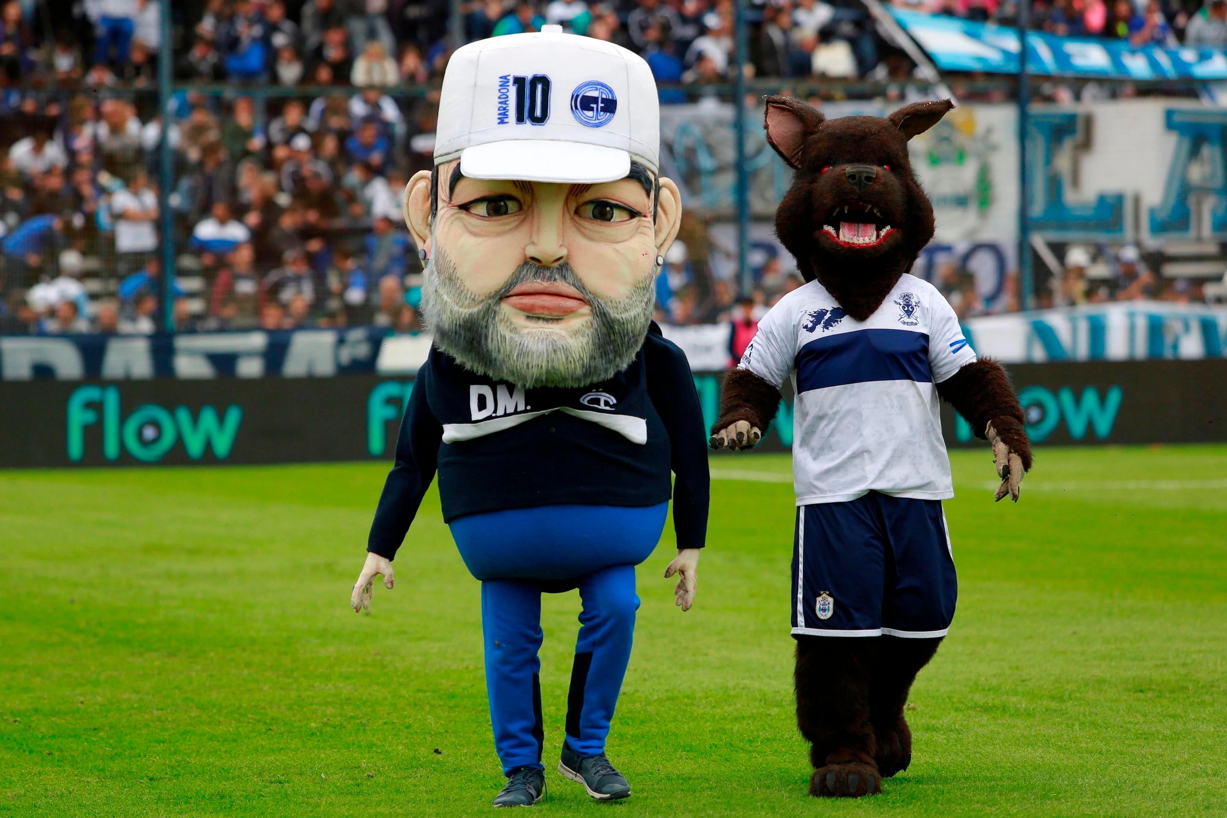 Los disfraces de Diego y el Lobo hicieron su aparición en el último partido de Gimnasia: derrota 0-1 con Unión.