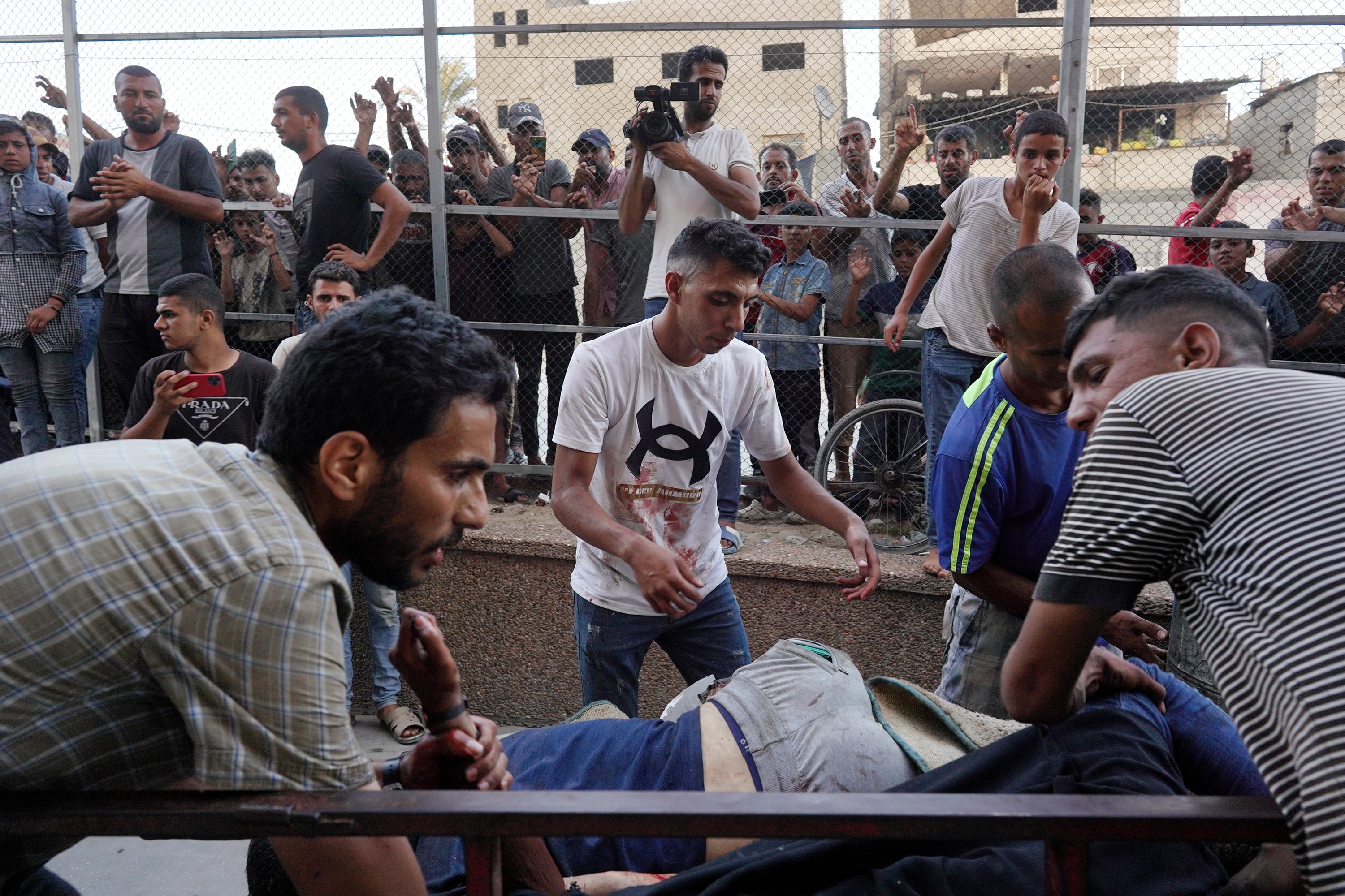 Trasllado de heridos a un hospital tras un bombardeo en la Franja de Gaza.