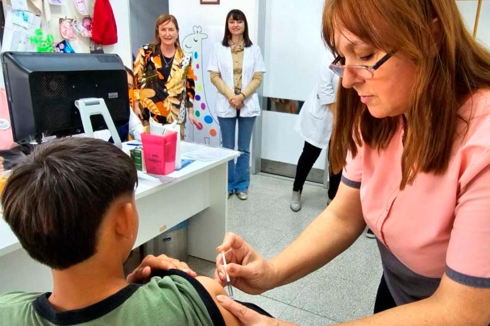 1) Uboldi dijo que la población joven es la que menos consulta. 2) La vacunación contra el dengue arrancó entre adolescentes de entre 15 y 19 años.
