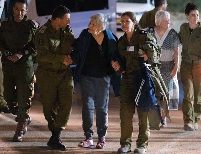 Entre los liberados se encuentran cuatro argentinas Ofelia Feler, Clara Marman, Gabriela Leimberg y su hija Mia, secuestradas el pasado 7 de octubre.