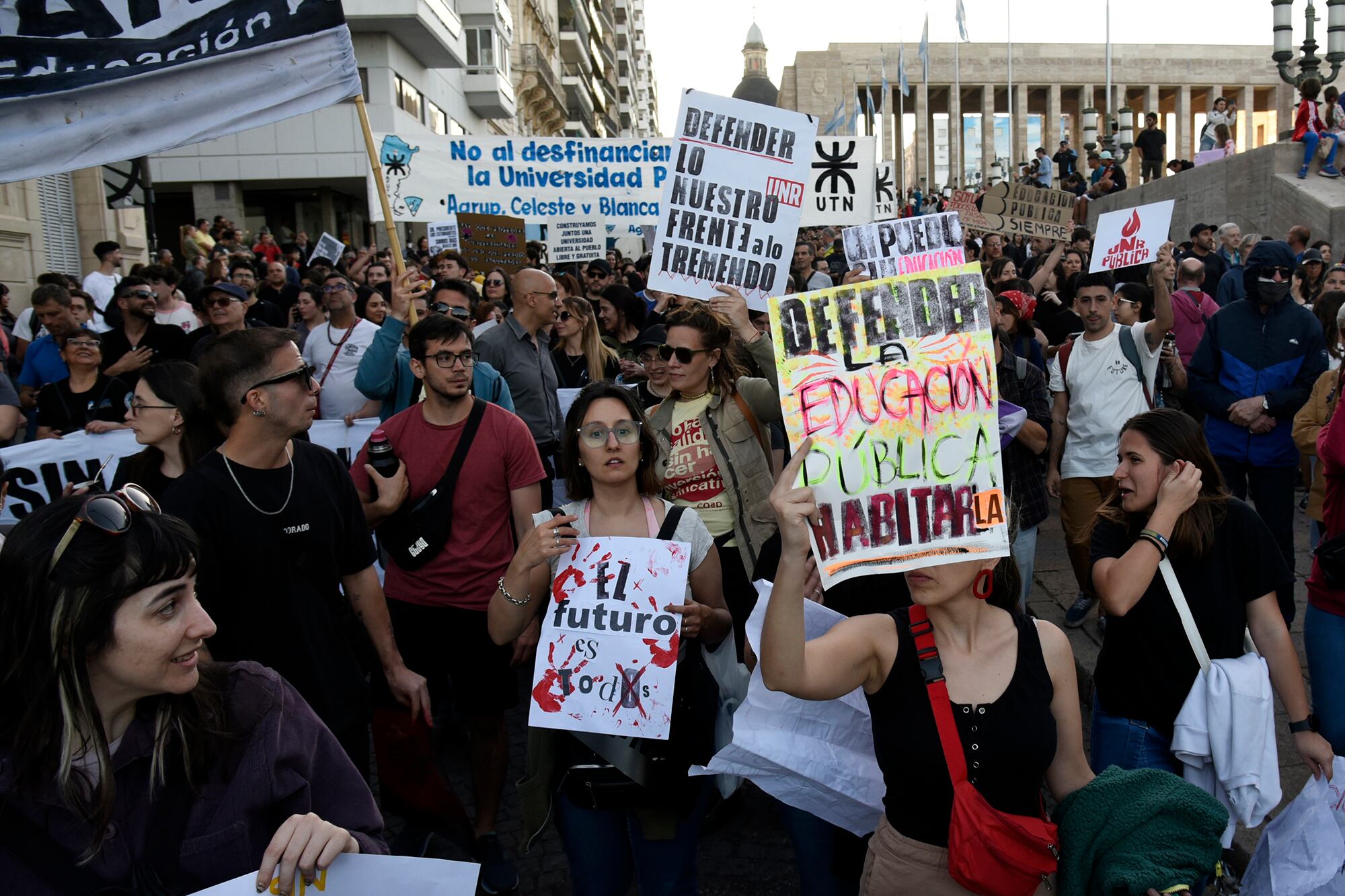 La universidad, otra vez en las calles para reclamar por lo suyo.