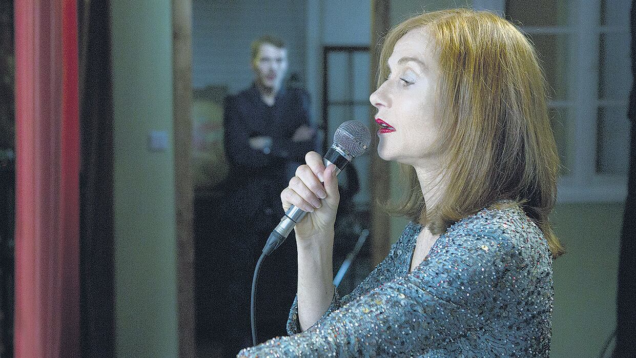 En Volver a empezar, Isabelle Huppert es una obrera que pudo haber sido una star de la canción.