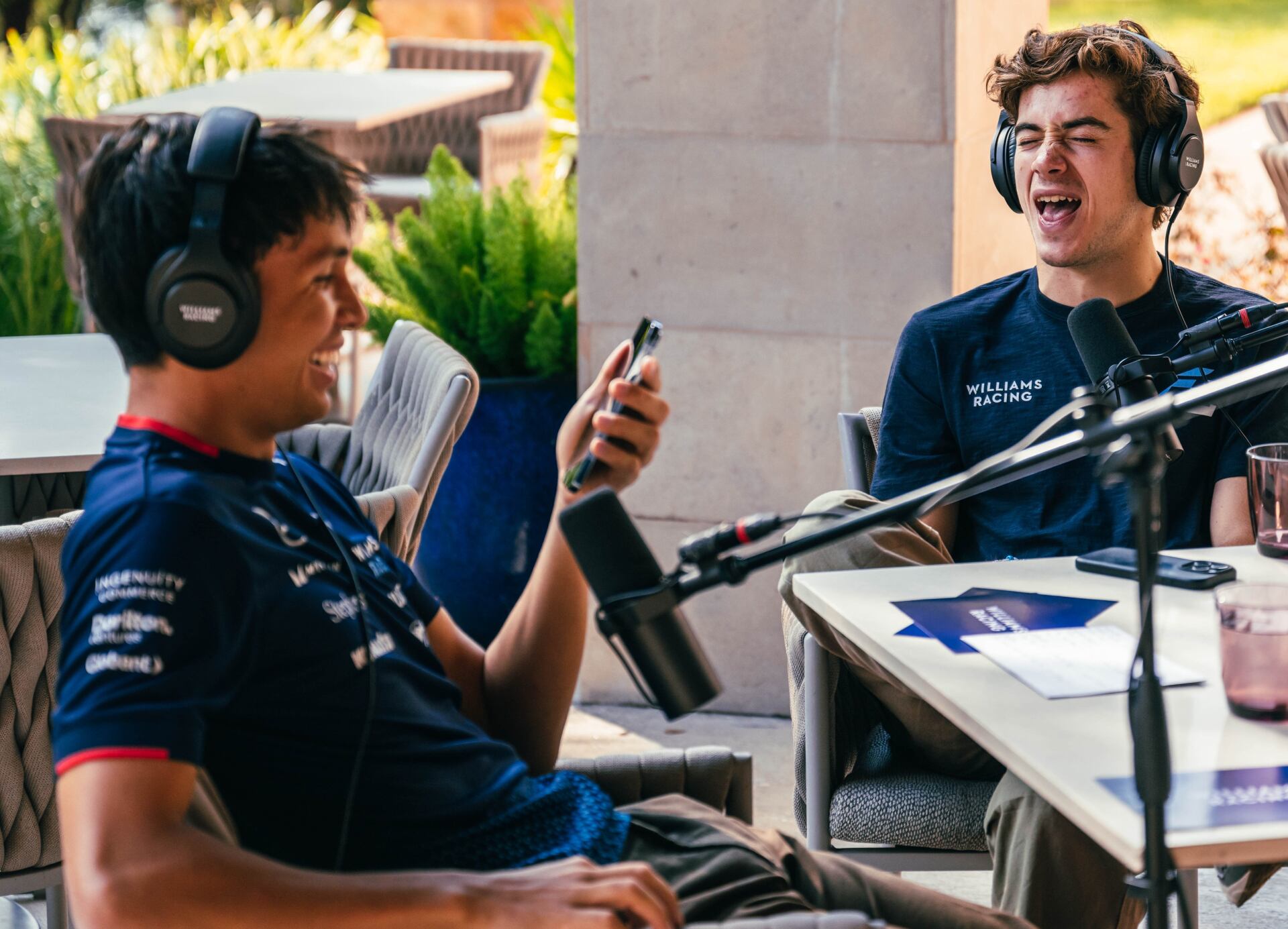Franco Colapinto junto a su compañero Alex Albon.