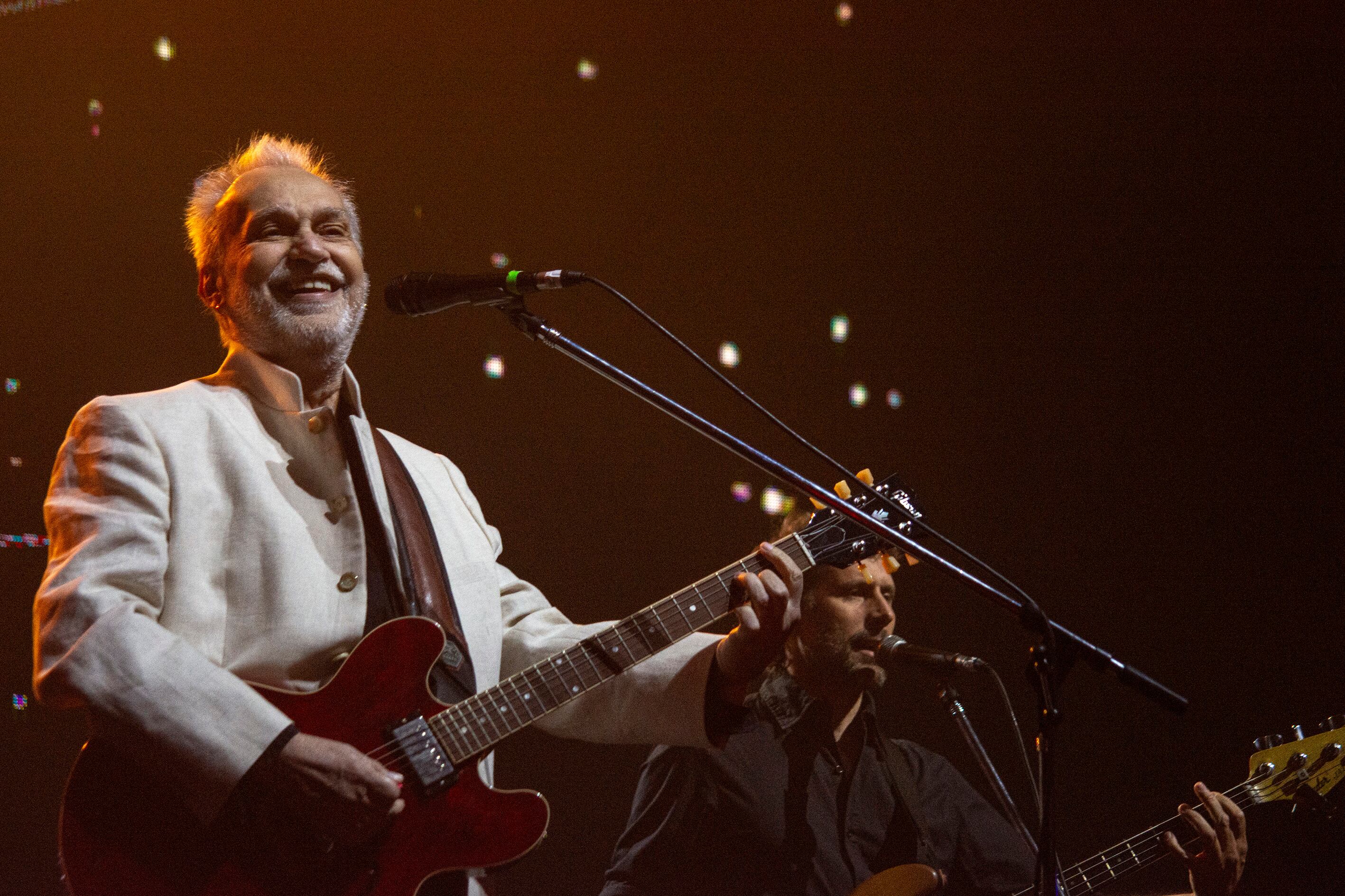 Lebón abrió con una tripleta demoledora: "Sin vos voy a estallar", "Frecuencia modulada" y "Cuánto tiempo más llevará"