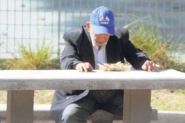 A partir de junio, la jubilación mínima subirá a 8096 pesos y la AUH a 1577 pesos por hijo.