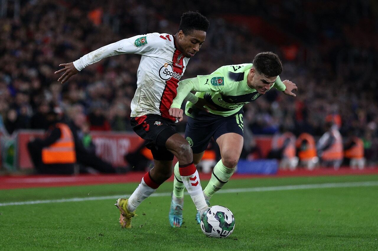 Julián Álvarez sufre la marca del lateral inglés Kyle Walker-Peters