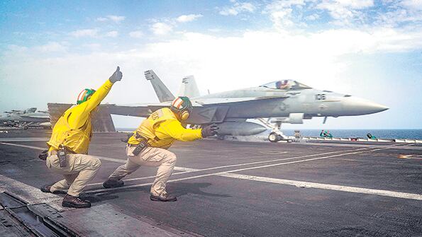 Despegue de un caza en el portaaviones USS Lincoln, que llegó esta semana al Golfo Pérsico.