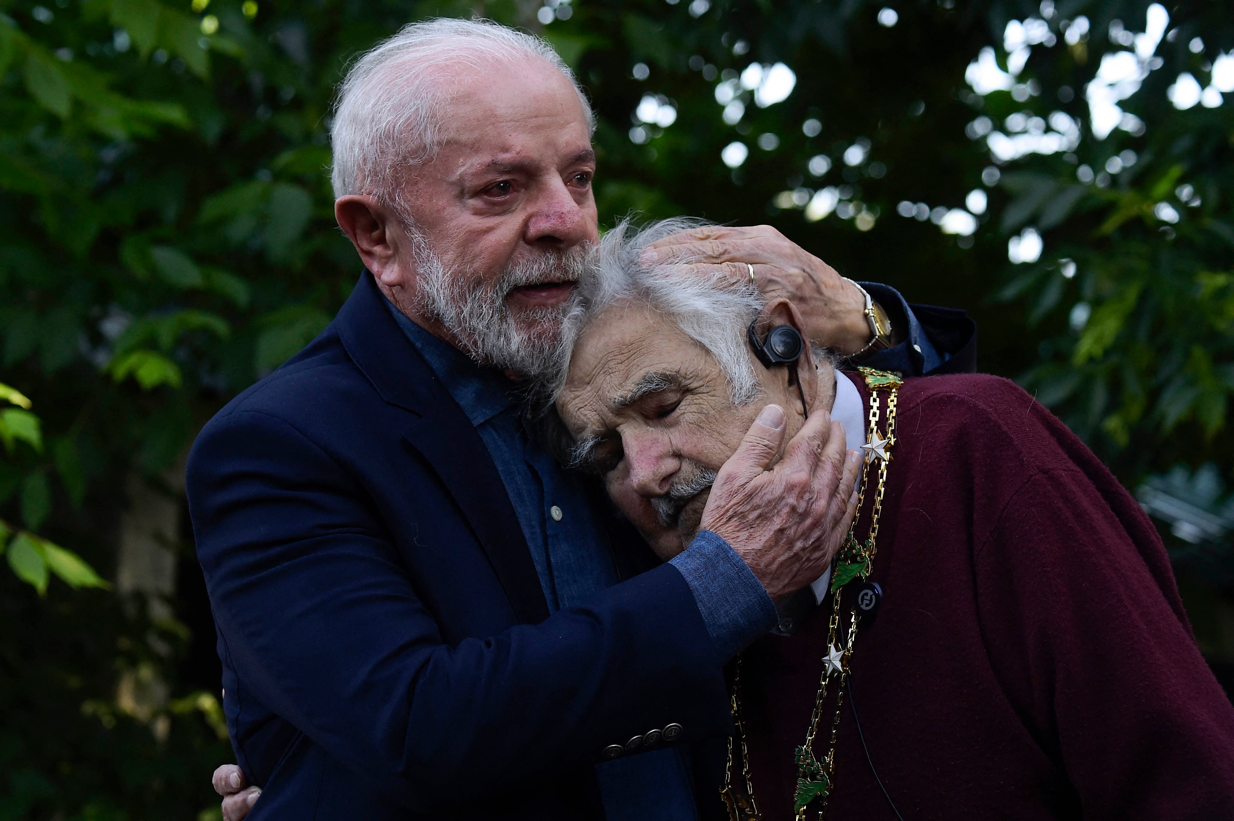 Lula abraza a Mujica.