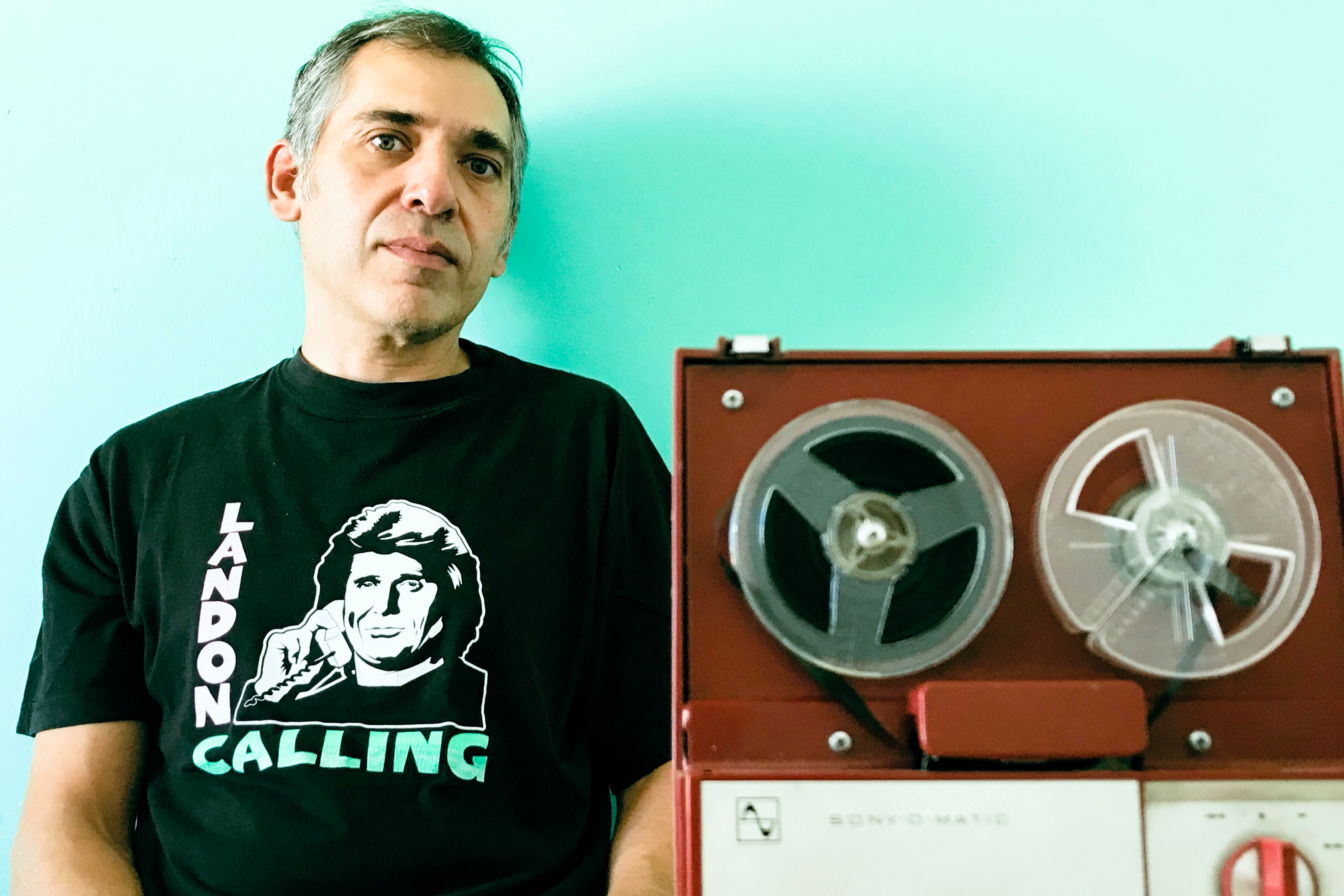 Flores es periodista y músico.