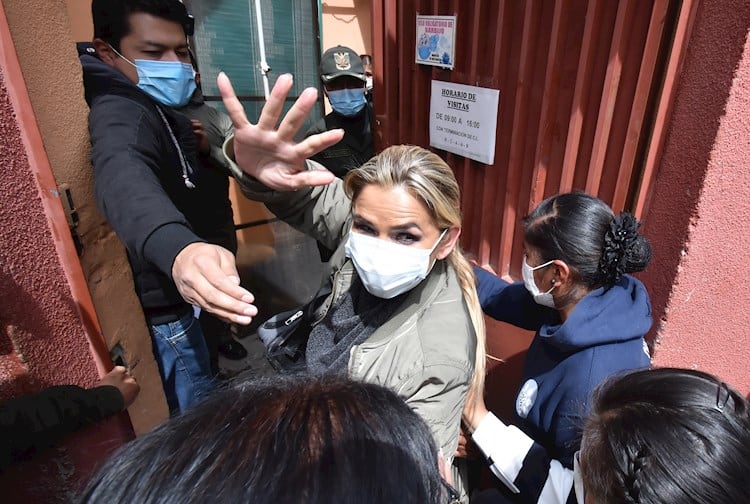Añez, al ingresar al Centro de Orientación Femenina de Obrajes.