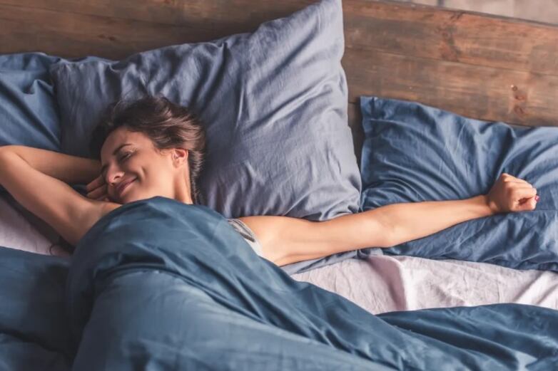 Diversos factores pueden interferir en la calidad del sueño, y uno de ellos es la postura al dormir. (Foto: Istock)
