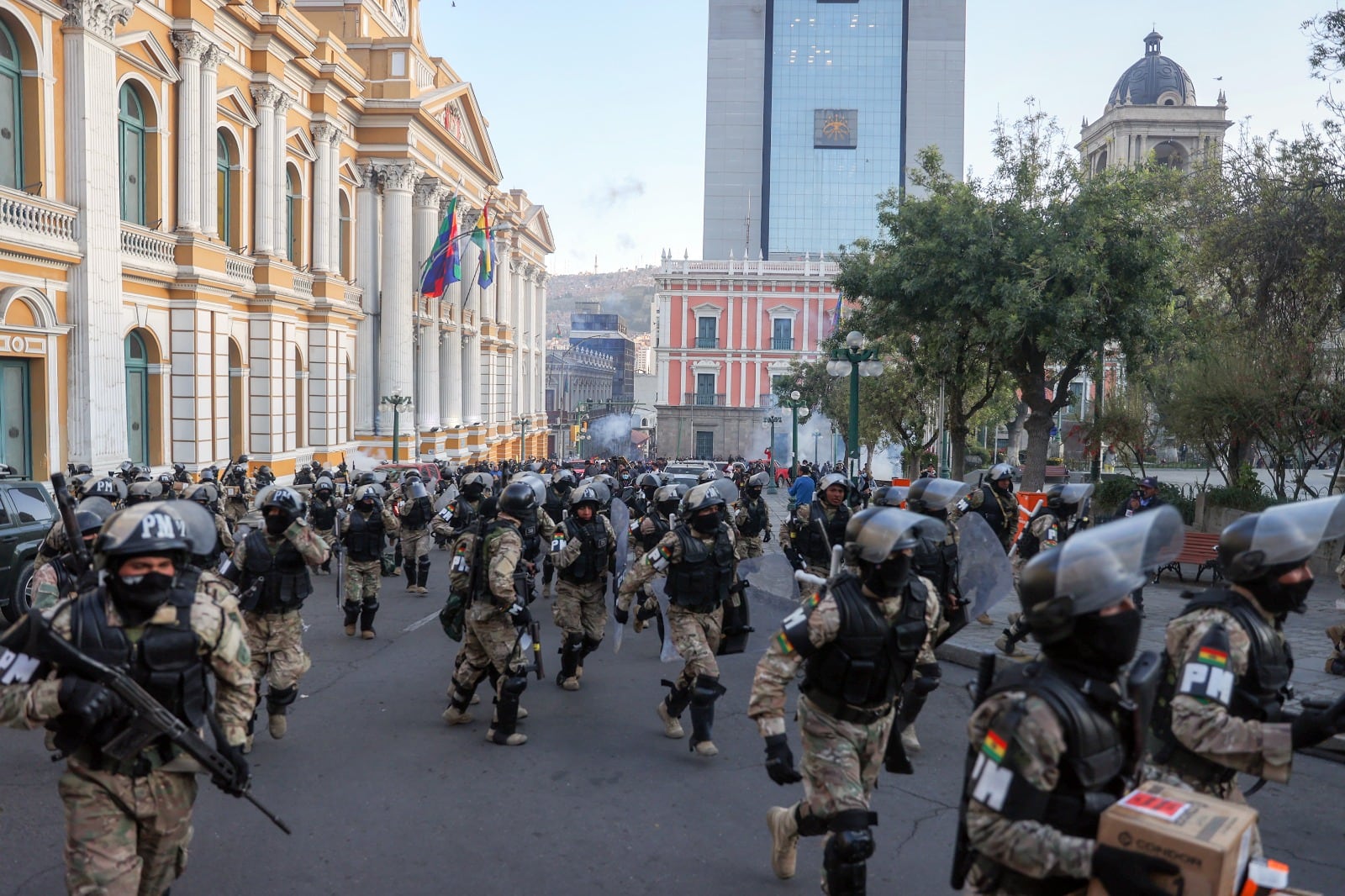 Miembros del Ejército comandados por  Juan José Zuñiga tomaron la sede del Ejecutivo boliviano.
